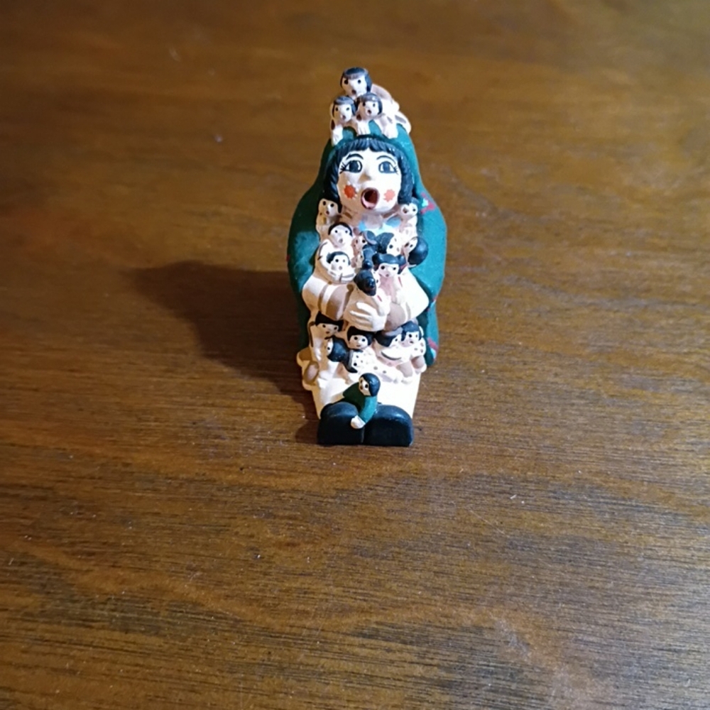 Vtg Pueblo Storyteller Pottery Figurine W/20 Babies native America 3.25"